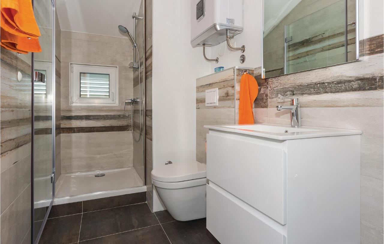 Cozy Apartment In Brodarica With Wifi Екстериор снимка