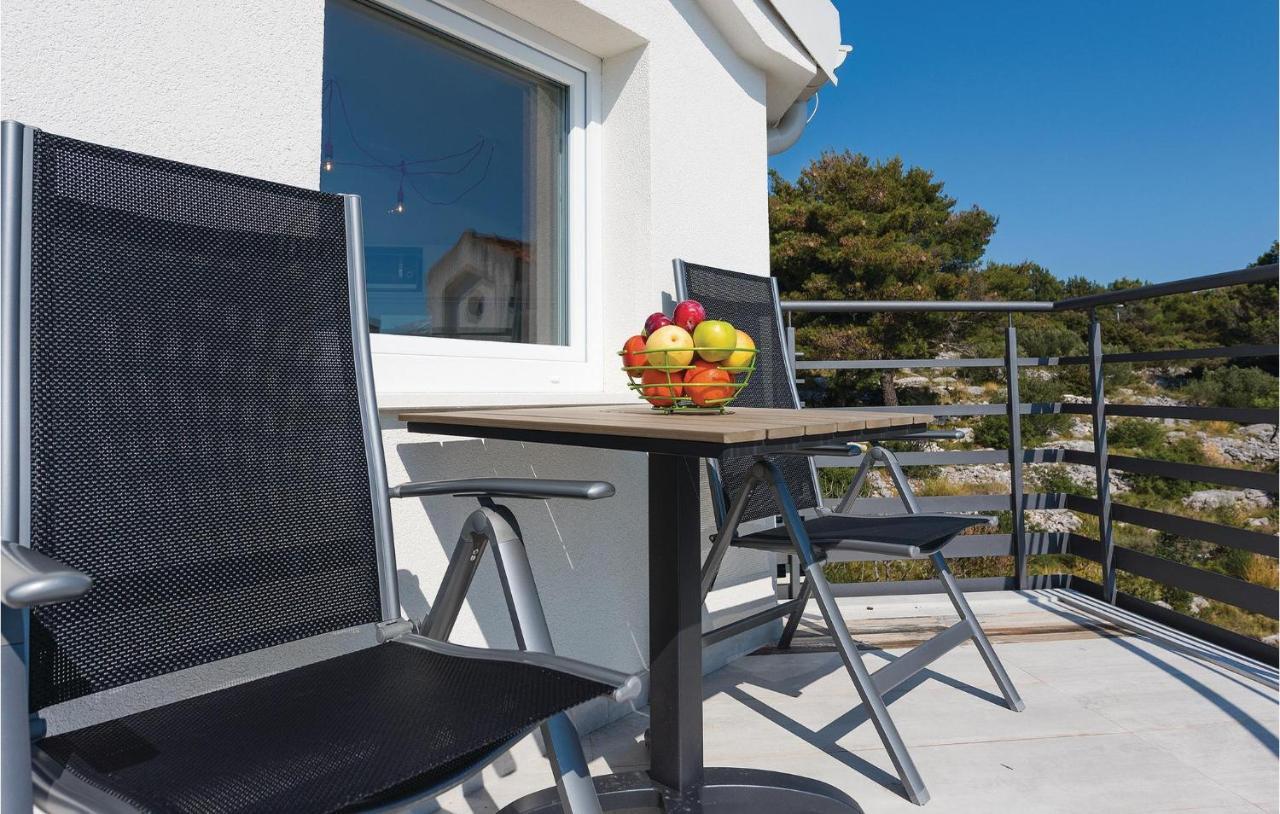 Cozy Apartment In Brodarica With Wifi Екстериор снимка