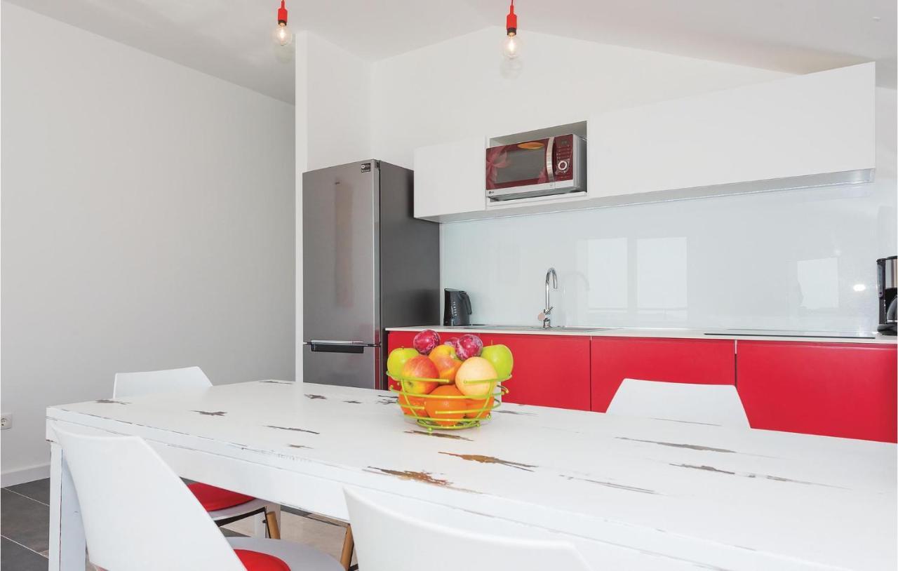 Cozy Apartment In Brodarica With Wifi Екстериор снимка