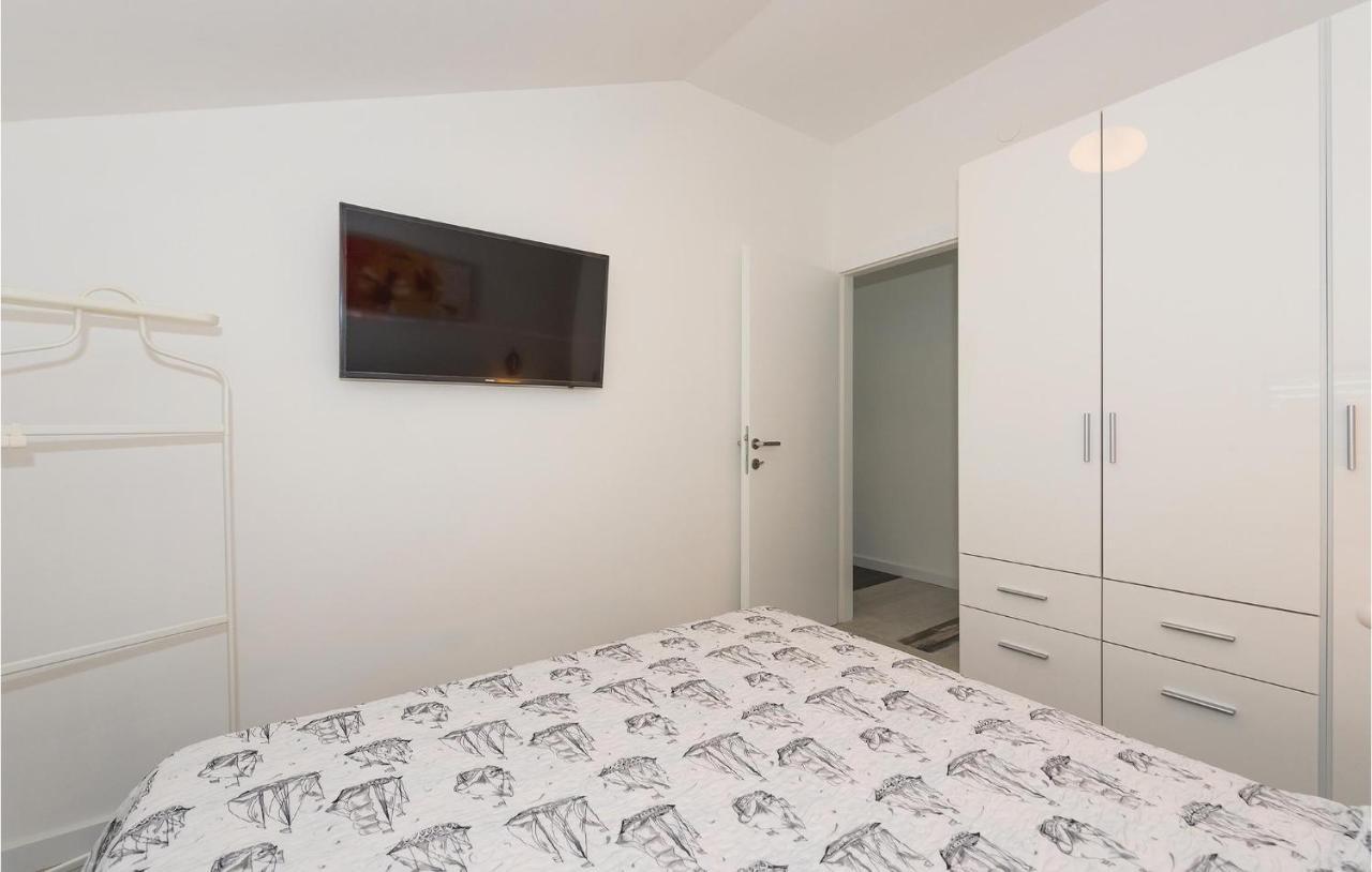 Cozy Apartment In Brodarica With Wifi Екстериор снимка