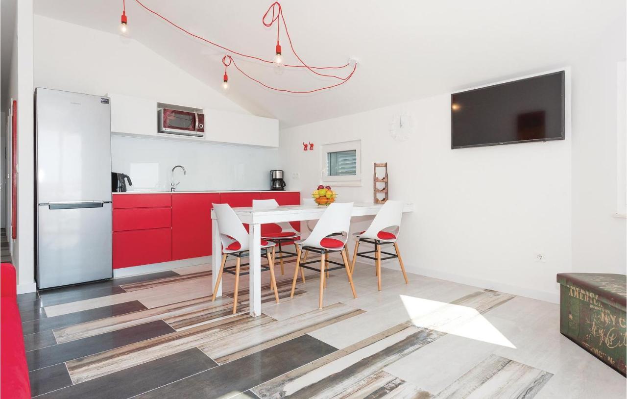 Cozy Apartment In Brodarica With Wifi Екстериор снимка