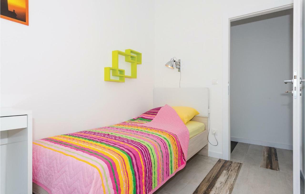 Cozy Apartment In Brodarica With Wifi Екстериор снимка